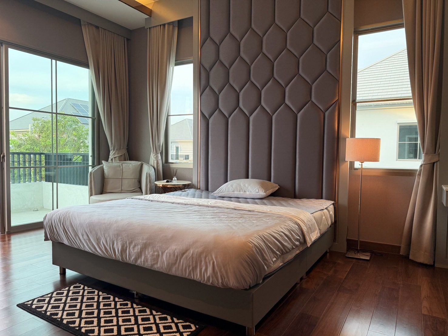 ห้อง Master Suite พร้อมโซฟา