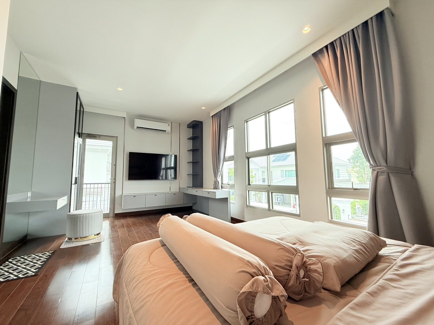 ห้องนอนใหญ่วิวสวน